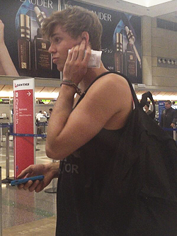 literallybyeisgone-deactivated2:  Ashton Irwin at the airport looking like a little