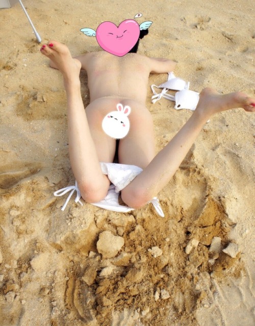 sexsusu:沙滩任务！水好凉啊！现在都没有小哥哥上沙滩来，没有一点刺激的感觉，苏苏喜欢在人多的地方展露身体，兴奋的会出水！