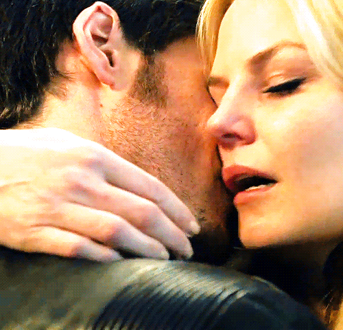 justalilblondemama:the-rollyjoger:“Killian, i’m not a tearful goodbye kiss person.But maybe ju