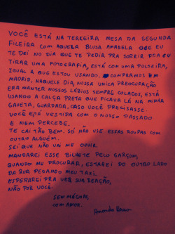 desnortiada:  “Você está vestida com o nosso passado e nem percebe. Te cai tão bem…” 