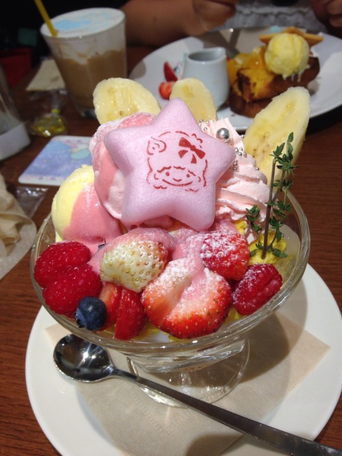 moon-dreams:  arielinkawaiiland:  New items for the Kiki Lala cafe, which has been extended until July 7th. The mango pudding was so yummy!!  Can they just extend it forever? 