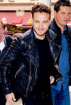 zarryfxck:  Dec 3 - Arriving at the studio in NYC to prep for their SNL appearance