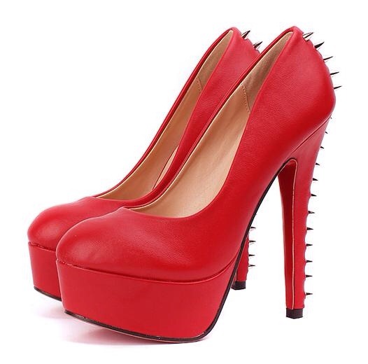 whiteblackfoto:  We’ll be lookin flashy in my red stilettos …