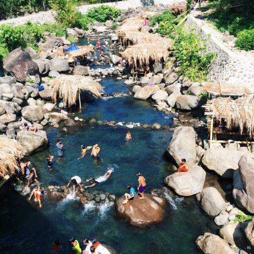 We drove around Laguna on our trip back from Quezon, and we happened to drive by this river(?) along