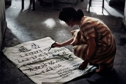 fotojournalismus:David Turnley, A young woman prepares a sign for the mass protests at Beijing’s Tia