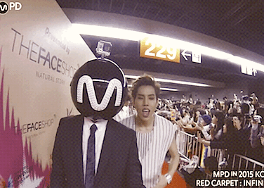 star-hoya: Infinite @ KCON Red Carpet in Japan waving and blowing kisses to you. 