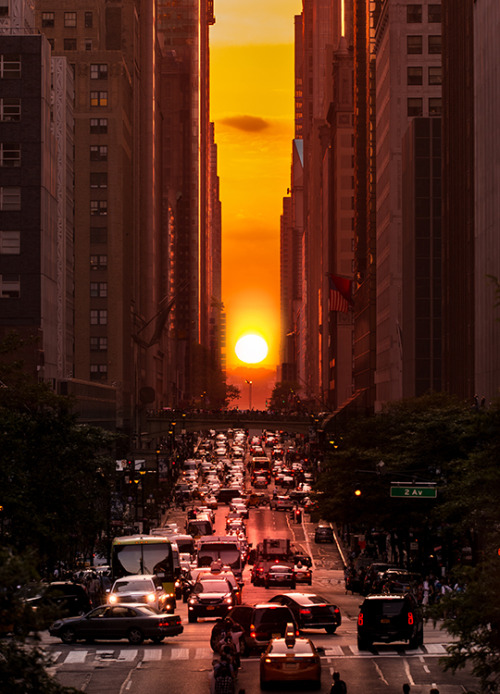 usauncovered:Manhattanhenge ‘Manhattanhenge’ is a phenomenon that happens around summer solstice whe