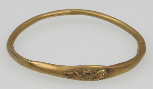 ancientjewels: 4th century CE Roman gold bracelet depicting sea life. From the Metropolitan Museum o