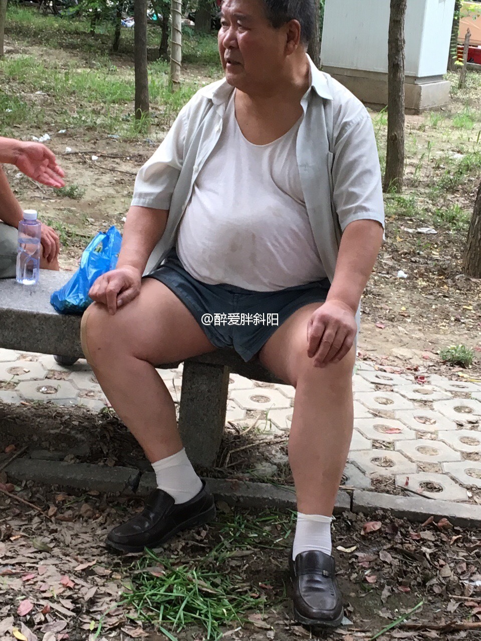 toumodajiba:  大叔的短裤太短了。所有人都可以看到他浑圆肥大的卵蛋，光溜溜的，充满了精种。