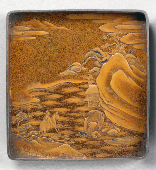 Writing case, 柳橋神社蒔絵硯箱, 1603-1650. Laquer, gold, mother-of-pearl, wood. Japan. Museum für Ostasiatis