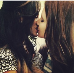 lezinfinity94:  Kiss me like you wanna be