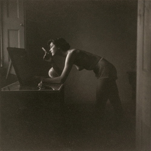 lumieredesroses: Photographe anonyme. Angleterre vers 1930. © Courtesy Galerie Lumiere des roseshttp://lumieredesroses.com/   