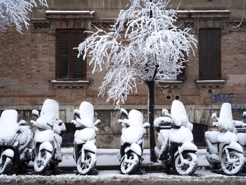 carugg - Snow and scooters in Rome.