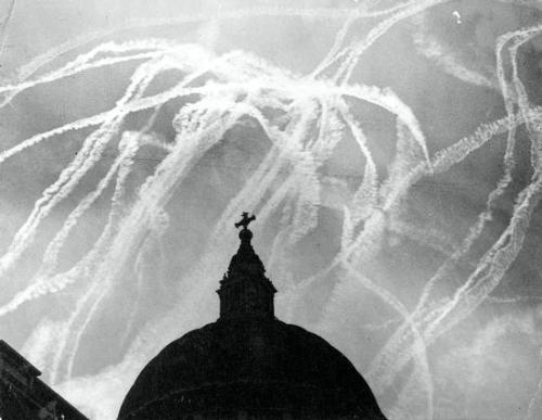 oakapples:Vapour trails from dogfights over London during the Battle of Britain.