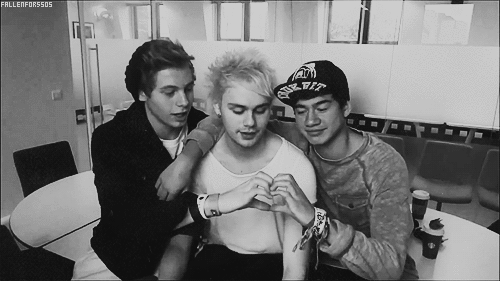 ☼ 5 Seconds Of Summer California ☼ — Kiss Me Kiss Me Lyrics