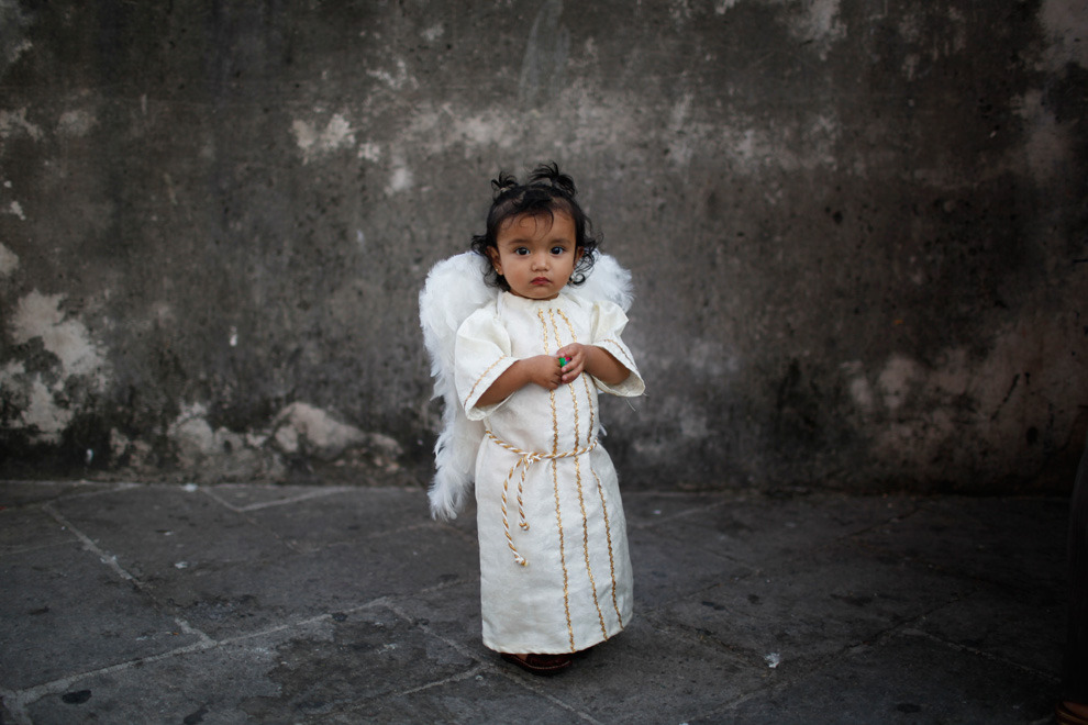 globalchristendom:  A girl dressed as an angel in Taxco, Mexico. (Photographer: Alexandre