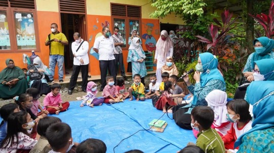 Mari Tumbuhkan Minat Baca Anak Sedari Dini, Ny. Genny Hendri Septa mengunjungi PAUD Holistik Integratif (HI) Melati Pepaya Mari Tumbuhkan Minat Baca Anak Sedari Dini, Ny. Genny Hendri Septa mengunjungi PAUD Holistik Integratif (HI) Melati Pepaya