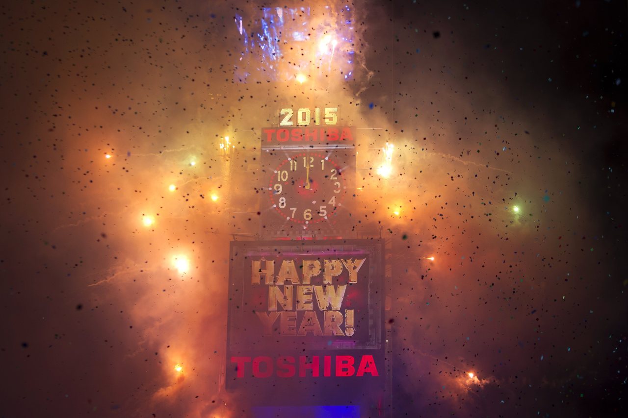 yahoonewsphotos:  2014 New Year’s Eve in NYC’s Times Square Since 1907, people