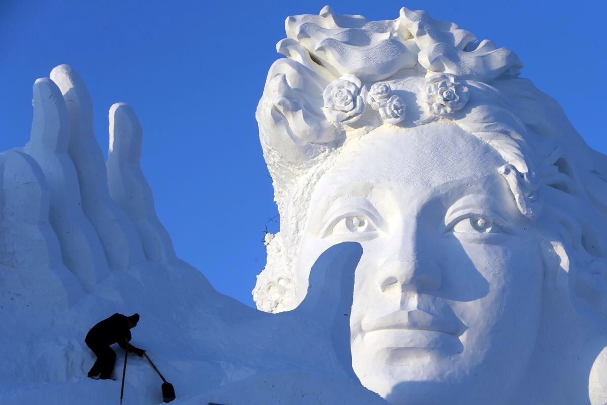 leslieseuffert:  China Harbin Stunning sculptures were carved out of snow, drawing