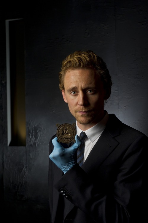 vivillrocku:[HQ] Tom Hiddleston holds the original 600-year-old Henry V seal at the Shakespeare exhi