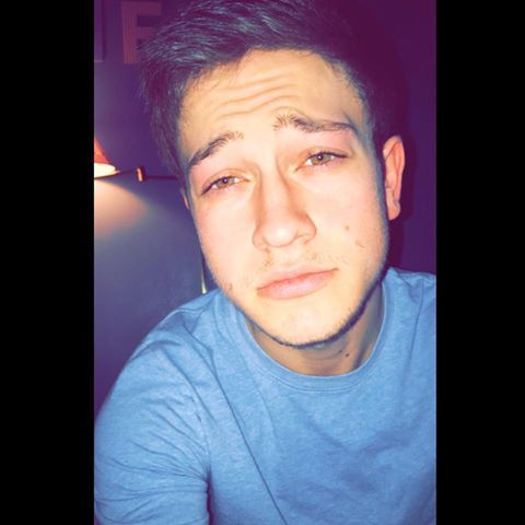 vndiscovered:  woke up at 7 to take a selfie and then went back to sleep