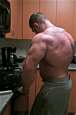bullhungthick:  all man in the kitchen. wouldn’t
