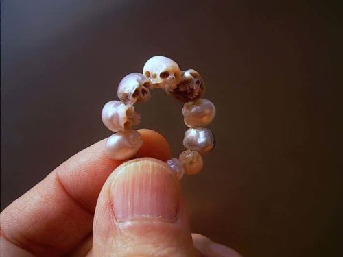 morbidology:Tokyo-based artist, Shinji Nakaba crafts tiny intricate skulls out of pearls.