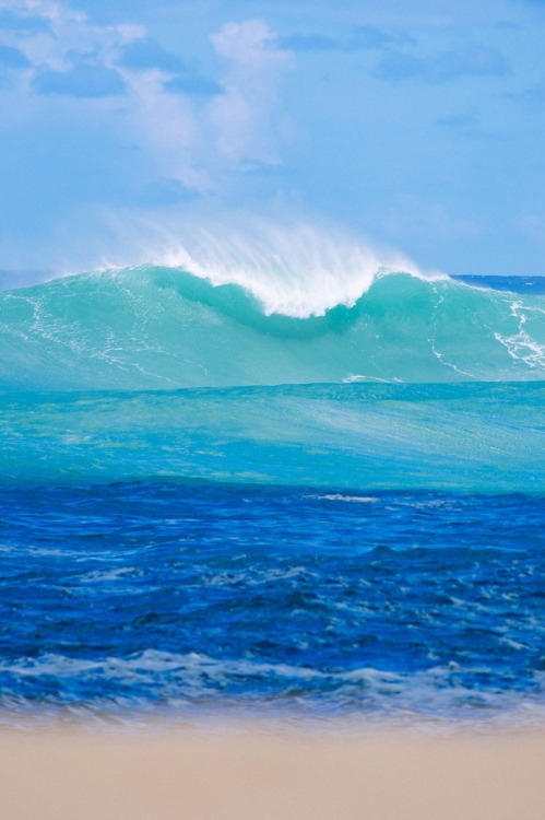 vanssurf:  A thick one rolling in at Sunset. photo: Russo 