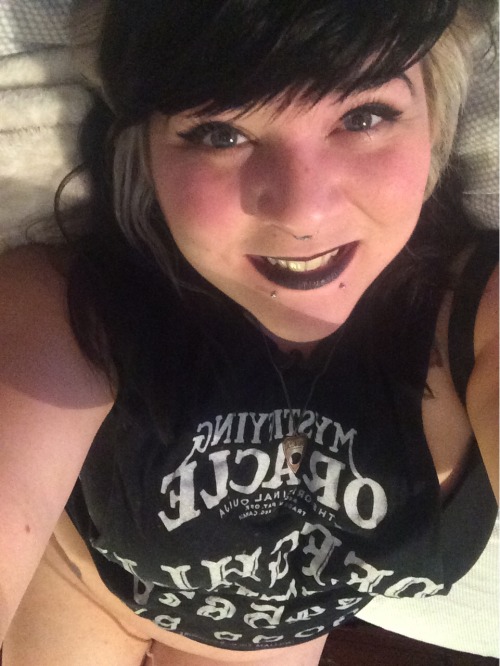 abraintumorforbreakfast: 3/3 Black lipstick is my favorite sometimes.