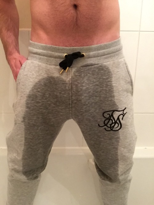 Porn trainersnifferscally:Me pissin in me siksilk photos