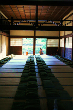 thekimonogallery:  Inside Kennin-ji temple. 