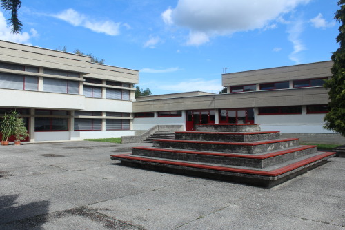 sosbrutalism:Plastered surfaces, massive concrete attics and coloured window frames and doors. This 