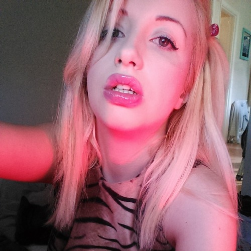 XXX cherrythedoll:  Want. Your tongue in my mouth photo