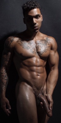 makemeshoot:  ooohhhheshot:Jeramie Hollins huge