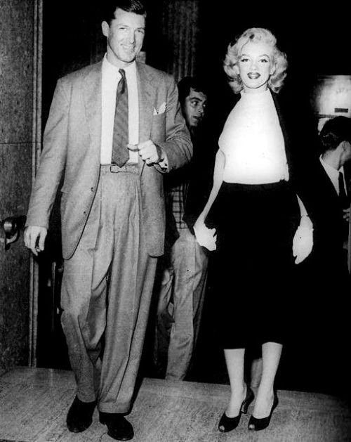 infinitemarilynmonroe:Marilyn Monroe at the Vancouver Hotel, 1953.