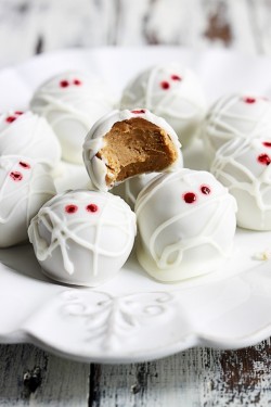 foodiebliss:    27 Frightfully Easy No-Bake Halloween TreatsSource: Brit Co  Gather around the cauldron,Sit for a spellAnd get your autumn and Halloween fix   