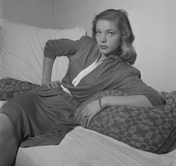 gatabella:Lauren Bacall on the set of The