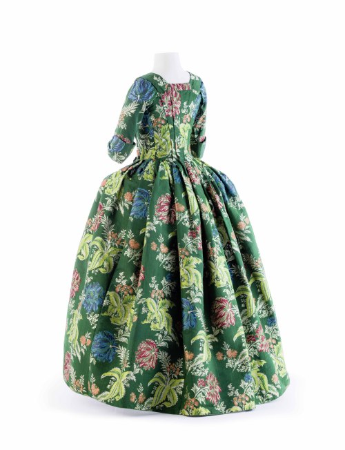 europeanafashion:  Gown in dark-green Gros de Tour brocade, England, 1730-1740.This gown with adjust