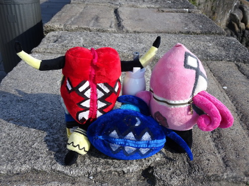 over-the-rinabow: I finished making the third in my set of Zip-up Tapu plushes: Tapu Bulu! This was