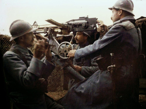 rojsebastien - Autochrome of French soldiers in a trench manning...