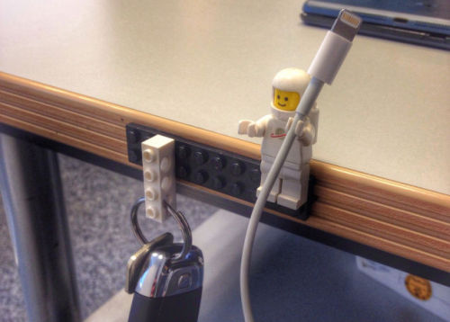 gigiopix:rispostesenzadomanda:Lego figures make perfect cable holdersQuesto devo farlo quanto prima!