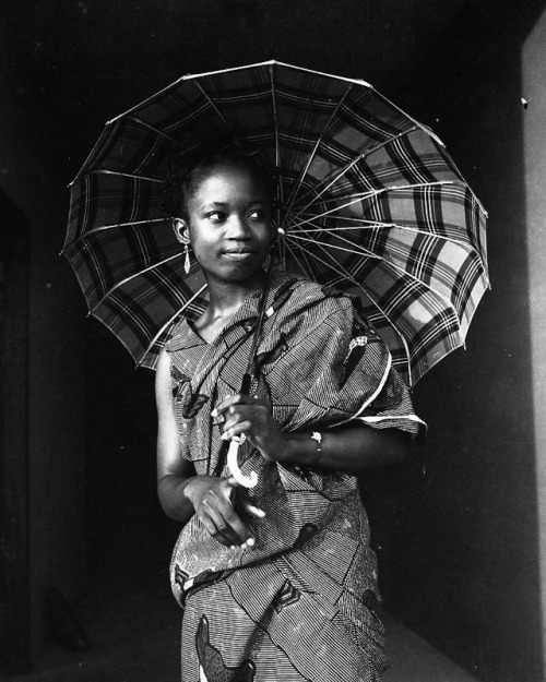 criticalmera:J.D.’Okhai Ojeikere - Untitled, 1959