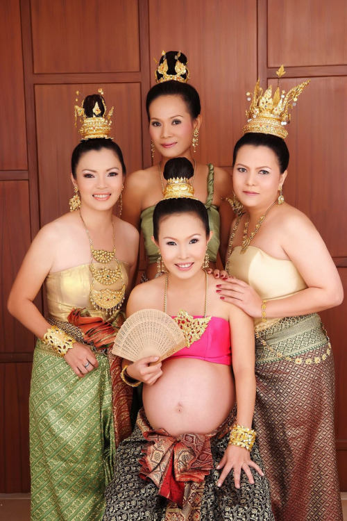 thailbfm: Pregnant Thai girl’s 8month in traditional dress