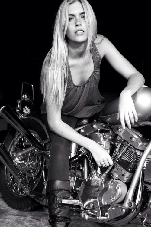 biker-queens:  Biker Queen http://biker-queens.tumblr.com/