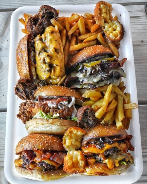 yummyfoooooood:Bacon Double Cheeseburgers, Bacon Chicken Sandwiches, Fries and Fried Mac and Cheese 