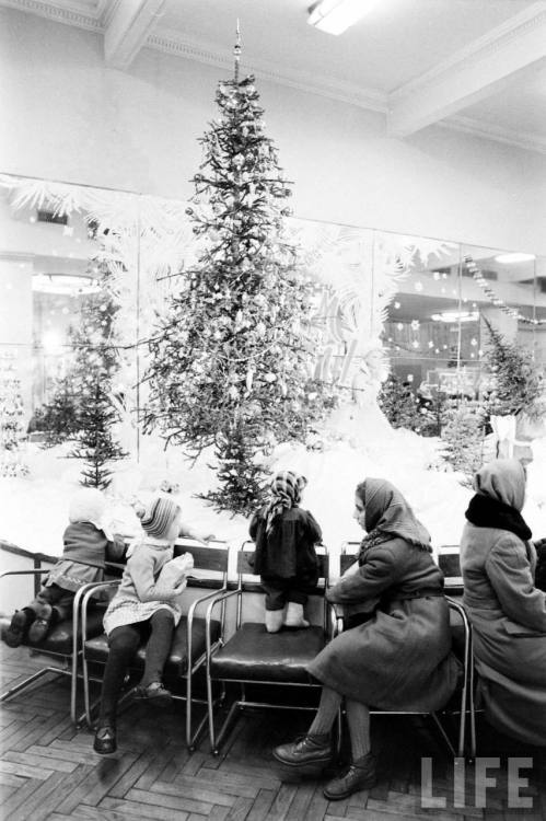 Christmas shopping in Moscow(James Whitmore. 1961)