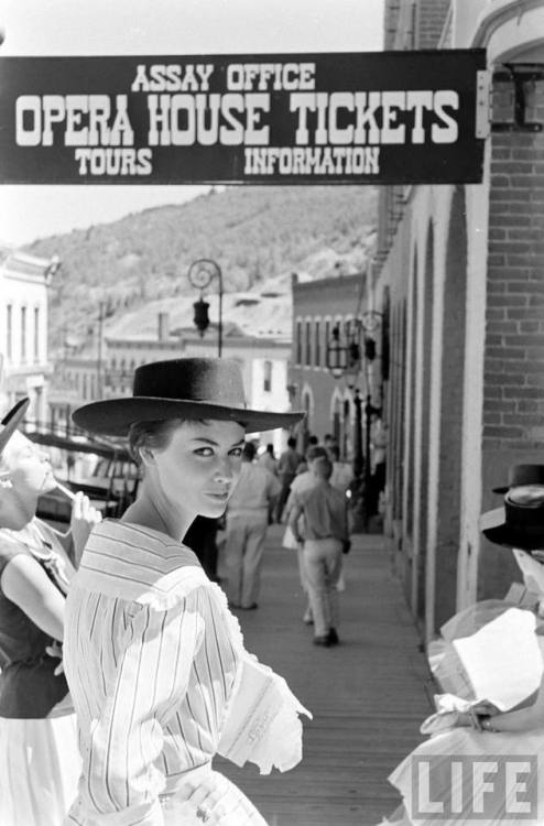 French fashion models go west(Allan Grant. n.d.) 