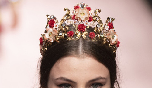 hargraf:themakeupbrush:Tiaras at Dolce &amp; Gabbana S/S 2019@elucubrare