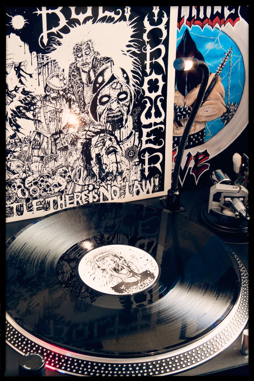 kaatjerenaatje:  First press of Bolt Thrower’s début album “In Battle There Is No Law”, released in 1988 on Vinyl Solution. This band has a female bass-player that kicks behind in a major way, which was uncommon for bands like this during the 1980s.