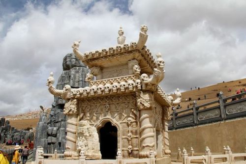 arjuna-vallabha:Temple of Death at Larung Gar in China, a place for Sky Burial